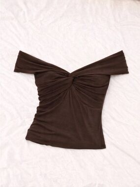 Princess Polly brown off-shoulder twist top (size 6, NWOT)
